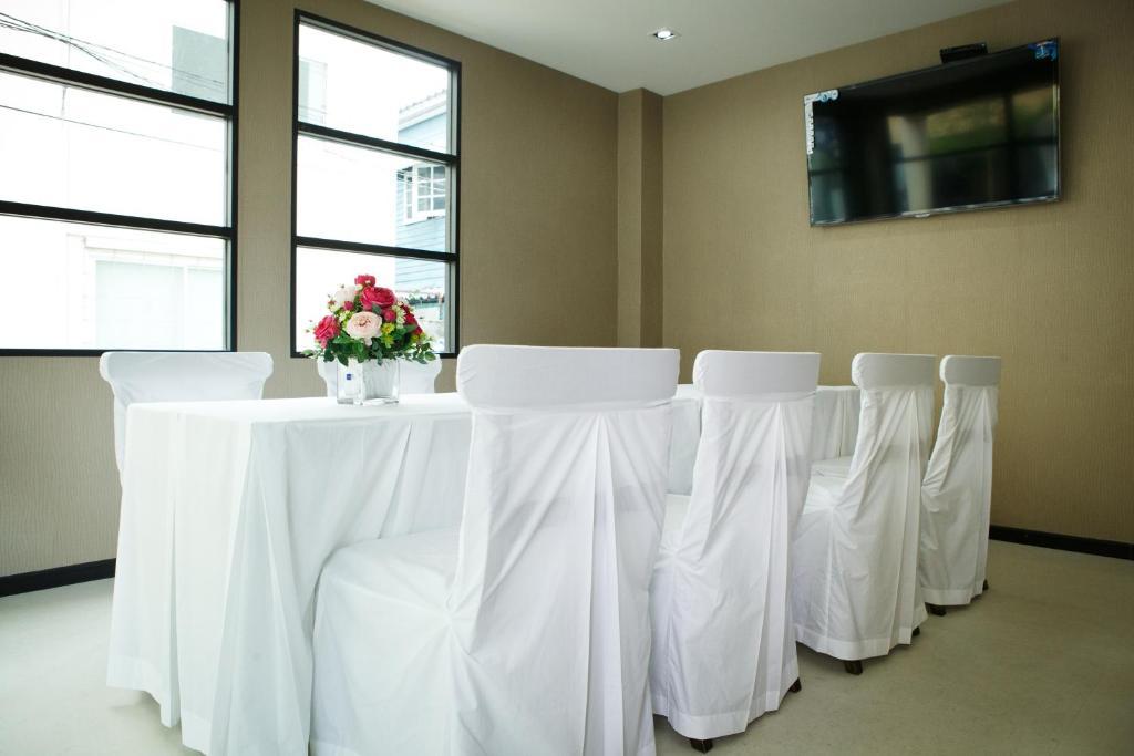 Alisha Court Hotel & Residence Bangkok Extérieur photo